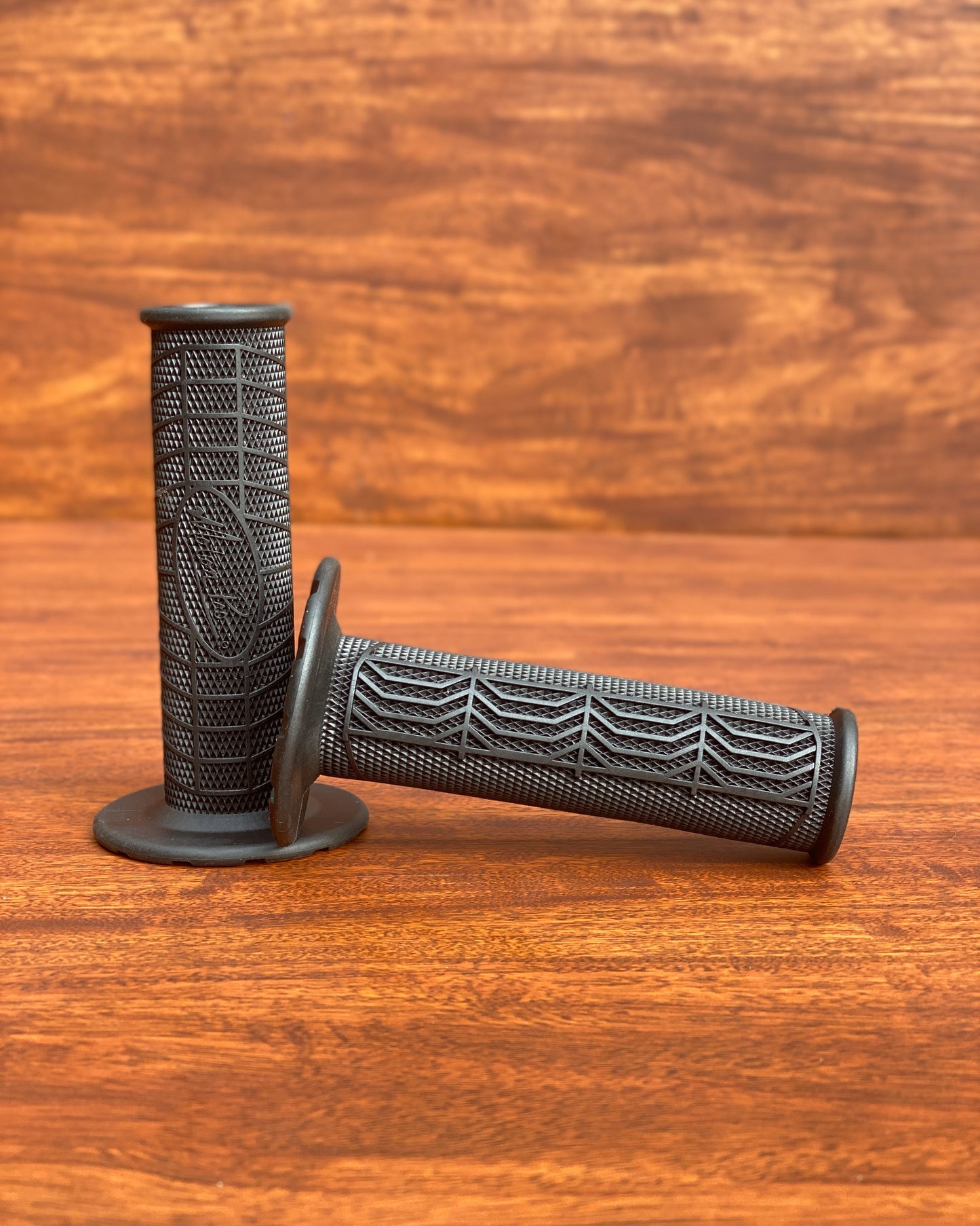 EMIG BLACK | GRIPS