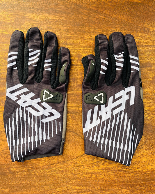 LEATT BLACK WHITE LETTERING L | MX GLOVES