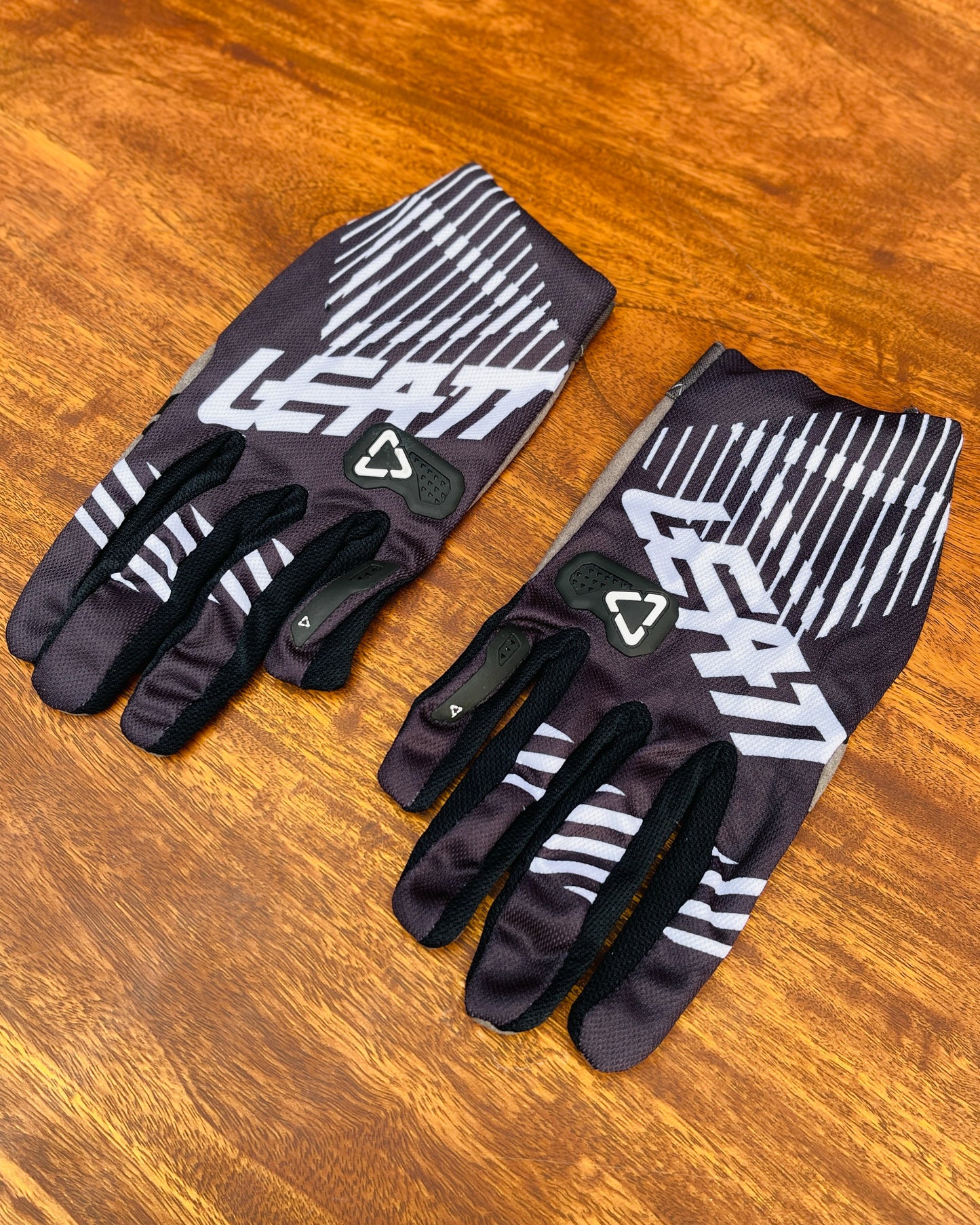 LEATT BLACK WHITE LETTERING L | MX GLOVES